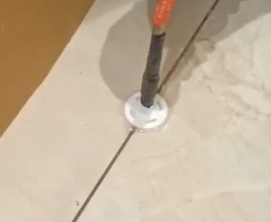 昆都仑瓷砖空鼓维修公司专业解答瓷砖在铺贴过程中，如果没有涂抹均匀到位的粘结材料（如水泥砂浆或瓷砖胶），可能会导致以下问题